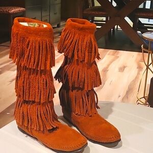 50 % OFF .   Was $25.   Minnetonka Moccasins made in Fringed Brown Suede. SIZE 6